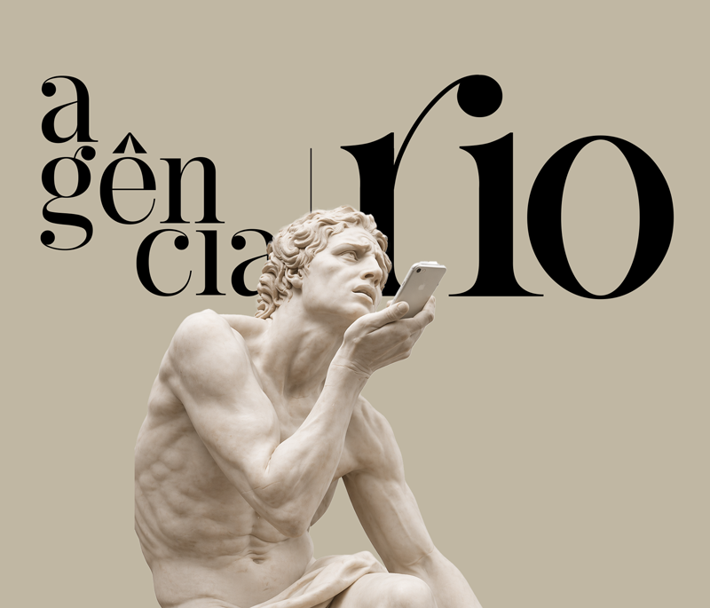 Peça da linguagem visual da Agência Rio: escultura clássica com smartphone e tipografia da marca.
